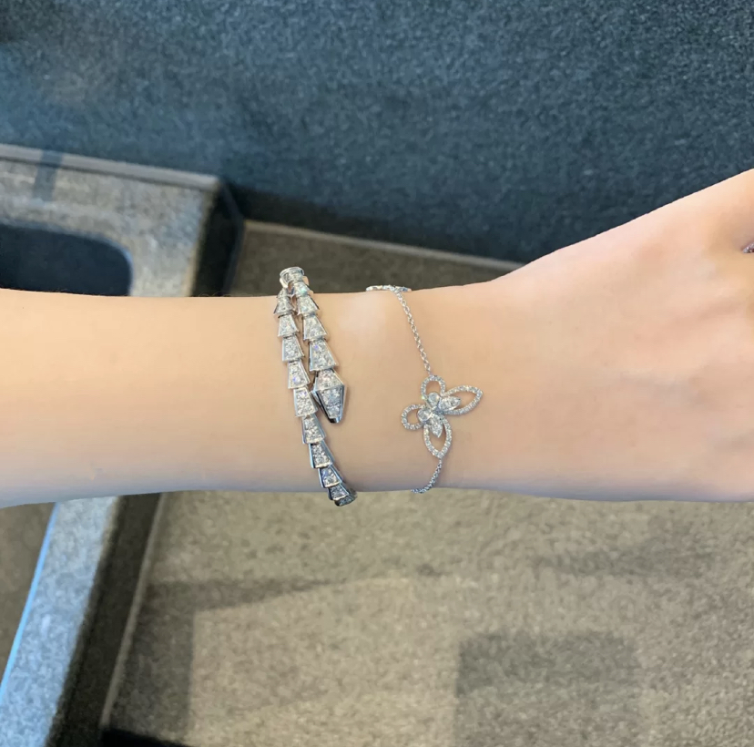手镯是女性的专属饰品