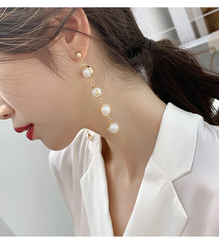 耳环与服饰的搭配小方法(图1)